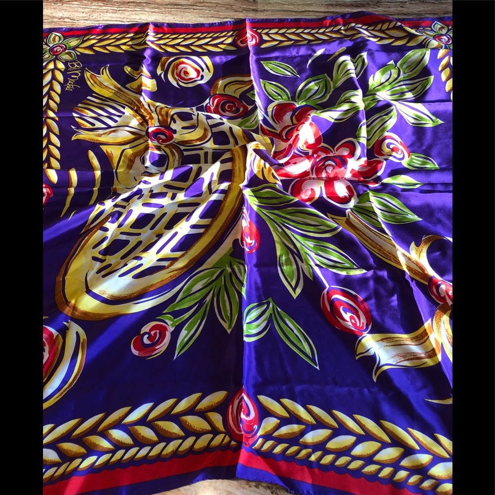 Bob Mackie 💯 % silk square scarf 🧣